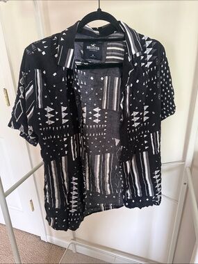 Hollister Black & White Geometric Short-Sleeve Button-Down Shirt